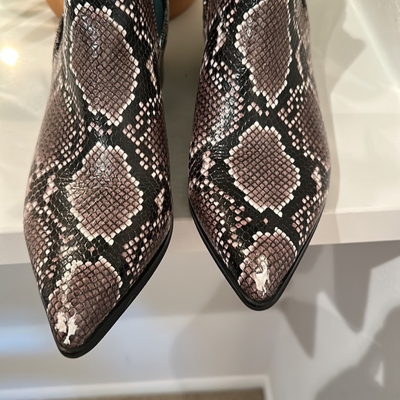 Blondo Emelia Snakeskin Print Waterproof Pointed Toe Booties Boots Shoes Snake - Picture 4 of 11